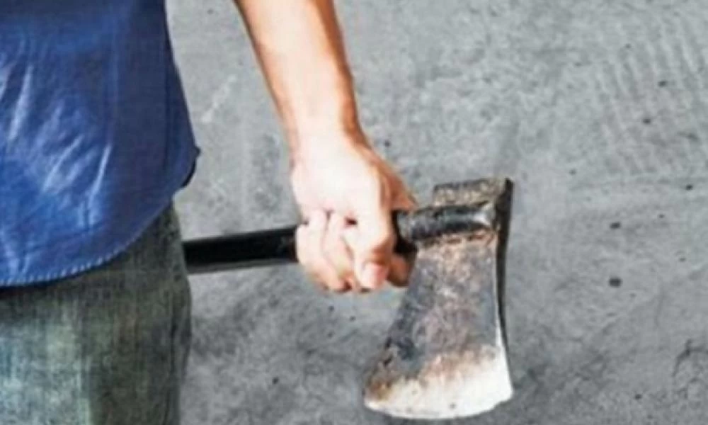 Σοκ στην Καλλιθέα: Επίθεση με τσεκούρι σε γυναίκα